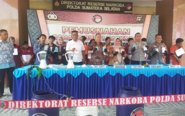 Thumbnail Satu Bulan 23 Tersangka! Polda Sumsel Musnahkan Sabu dan Ekstasi Hasil Ungkapan Oktober