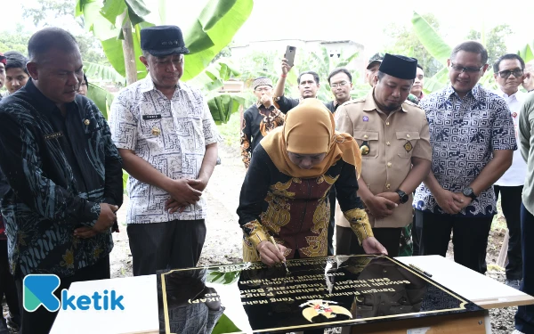 Thumbnail Berita - Jembatan Desa Besuk Klabang Bondowoso Diresmikan Khofifah, Bukti Nyata Pemerintah Hadir untuk Rakyat
