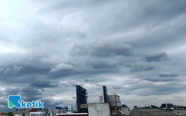 Thumbnail Kota Surabaya dan Tuban Diguyur Hujan Ringan 2 November 2025, Cek Info Cuaca Jawa Timur