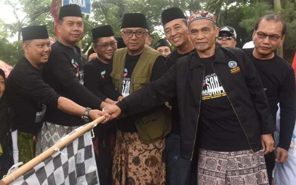 Thumbnail Berita - Tegaskan Kediri Kota Religius, Gus Qowim Pimpin Jalan Sehat Santri Sarungan