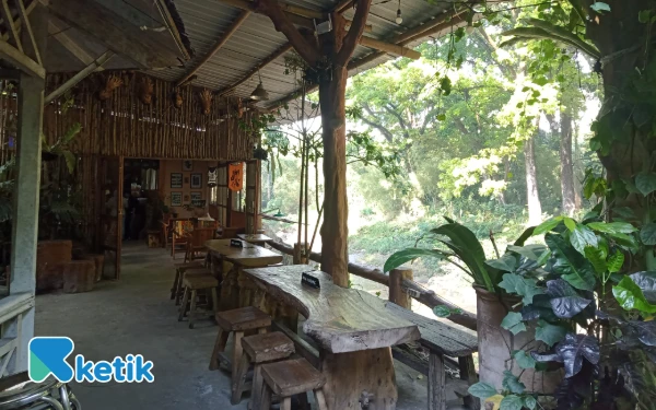 Thumbnail Ngopi dengan Suasana Asri Aliran Sungai, 3 Kafe Cozy di Tepi Brantas Kota Malang