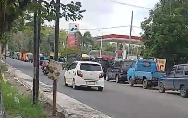 Thumbnail Berita - Distribusi ke SPBU Dibatasi Pertamina, Sopir Klimpungan Cari BBM Jenis Solar