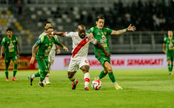 Thumbnail Persebaya vs Persis 2-1, Eduardo Perez Berhasil Keluar dari Tekanan