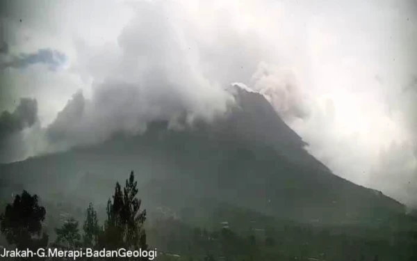 Thumbnail Gunung Merapi Luncurkan 7 Kali Awan Panas Guguran dalam Sehari, Guguran Lava Capai 19 Kali