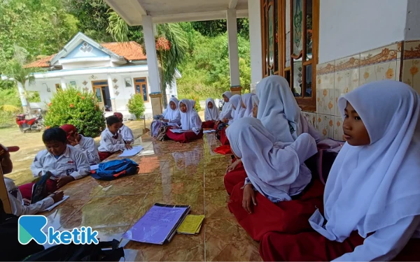 Thumbnail Berita - Miris! Sekolah Disegel Ahli Waris, 230 Siswa SDN Lerpak 2 Bangkalan Belajar di Mushala dan Rumah Warga