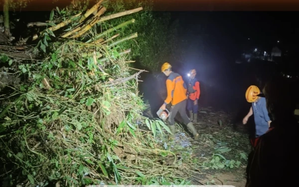 Thumbnail Tiga Titik di Kota Batu Longsor Usai Hujan Deras, BPBD Imbau Warga Lereng Tetap Siaga