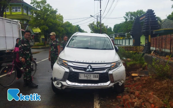Tiga Penumpang Mobil Pajero Terguling di Depan Makodim Pacitan Selamat