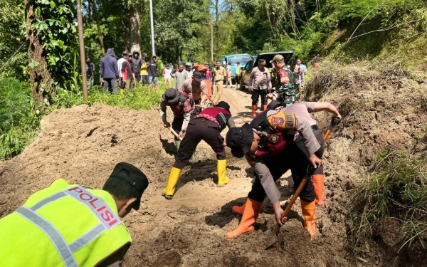 Thumbnail Jalur Ngantang Malang Menuju Blitar Terputus Akibat Longsor