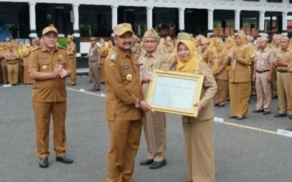 Thumbnail Berita - Pemalang Raih Dua Penghargaan Bergengsi, Bupati Anom Tekankan Pentingnya Kerja Kolaboratif