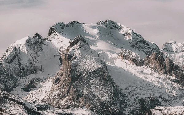 Thumbnail Longsor Salju di Himalaya Tewaskan Tiga Pendaki, Empat Lainnya Masih Hilang