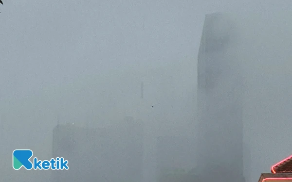 Thumbnail Langka di Surabaya! Kabut Selimuti Gedung Pencakar Langit Kota Pahlawan