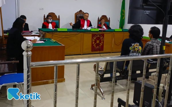 Thumbnail Terdakwa Reza Arvin Sawi Akui Jual Narkoba untuk Biayai Adik Nikah