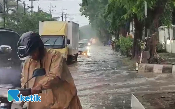 Thumbnail Surabaya Dikepung Hujan Deras hingga Banjir, Banyak Motor Mogok