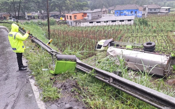 Thumbnail Truk Pengangkut Susu Terguling di Pujon Kabupaten Malang