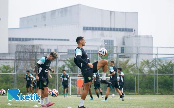 Thumbnail Jelang Lawan Persik, Eduardo Perez Beberkan Kondisi Terkini Pemain Persebaya