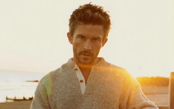 Thumbnail Jonathan Bailey Raih Gelar Pria Terseksi Dunia 2025 versi People