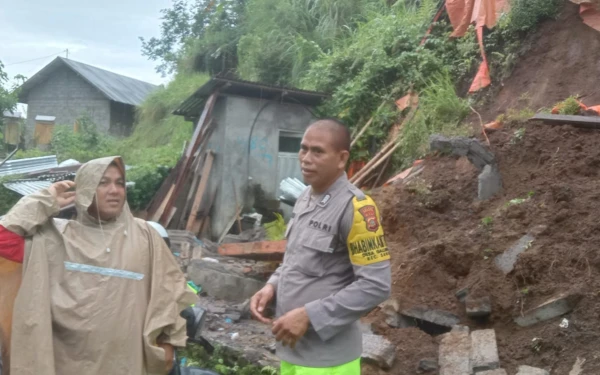 Thumbnail Berita - Hujan Deras Picu Longsor di Desa Galungan Buleleng, Warung Tertimbun Tanah