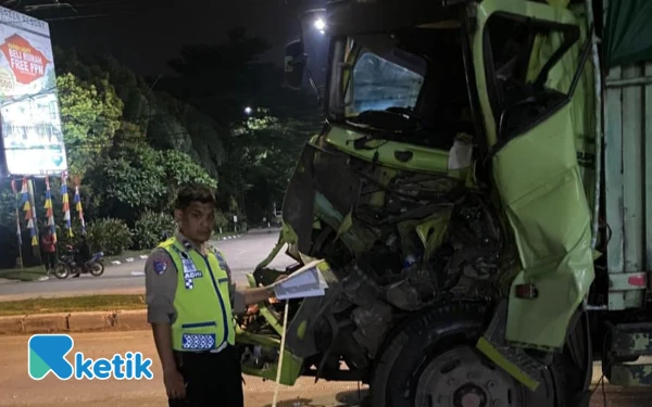 Thumbnail Detik-Detik Truk Hino Tabrakan Beruntun di Palembang, Satu Pengendara Motor Tewas Mengenaskan