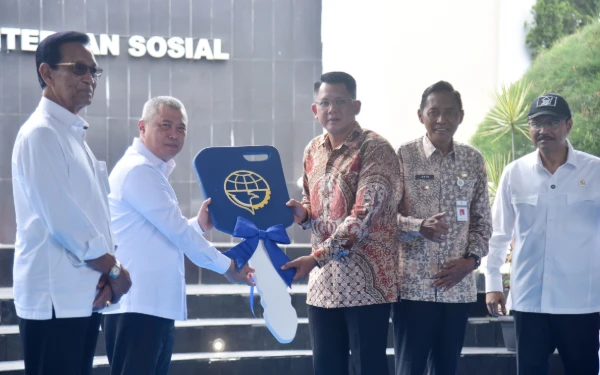 Thumbnail Berita - Mensos dan Menhub Sinergi, Sleman Terima Bus Sekolah Dukung Akses Pendidikan Sekolah Rakyat