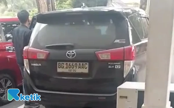 Thumbnail Terdakwa Kasus Korupsi APAR Empat Lawang Dibawa dengan Mobil Plat Pribadi, Jaksa Beri Penjelasan