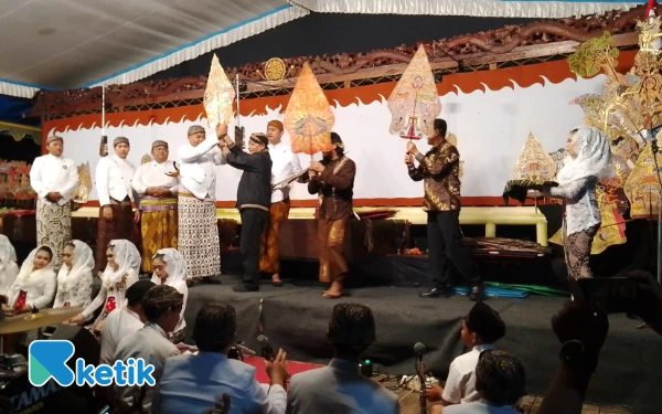 Thumbnail Berita - Peringati 5 Hari Besar Sekaligus, Pemdes Tenggur Gelar Wayang Kolosal 20 Dalang dan 10 Sinden Muda