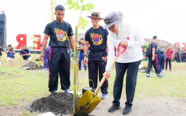 Thumbnail Gubernur Khofifah Hadiri Inagurasi Pasmar 2, Bersama TNI AL Tanam 1.000 Pohon dan Serahkan Bansos