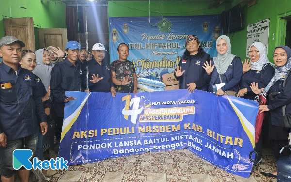 Thumbnail Berita - NasDem Blitar Berbagi di Pondok Lansia: “Bangsa Besar Terlihat dari Cara Menghormati Orang Tuanya”