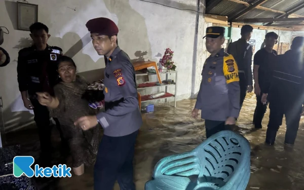 Thumbnail Berita - Terjunkan Personel ke Lokasi Banjir, Kapolres Abdya: Jika Butuh Bantuan Hubungi Bhabinkamtibmas