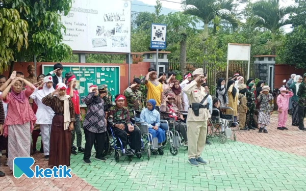 Thumbnail Pahlawan Teladanku: Siswa SLBN Bumiaji Ikuti Upacara Hari Pahlawan dengan Penuh Semangat