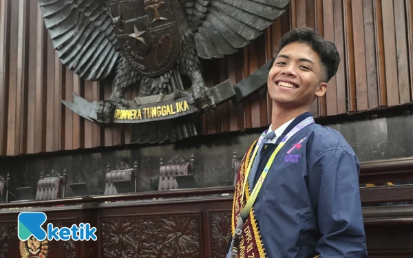 Thumbnail Asyraf Akmal Syaifullah Wakili Jawa Timur di Parlemen Remaja 2025: Pelajar Madura Tunjukkan Semangat Politik