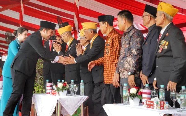 Thumbnail Wagub Emil Pimpin Upacara Hari Pahlawan Tahun 2025, Ajak Masyarakat Meneladan Nilai Perjuangan Pahlawan