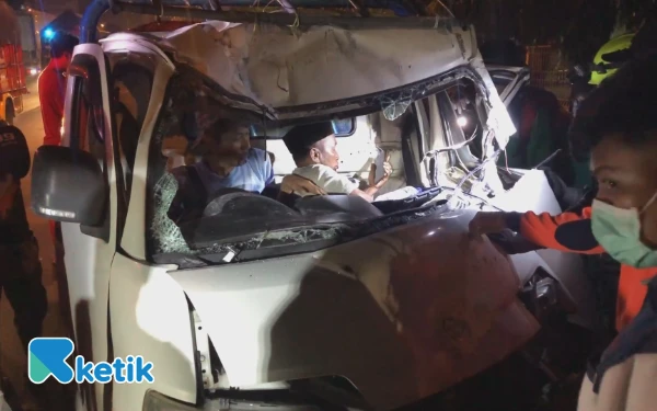 Thumbnail Berita - Minim Penerangan, Pikap Hantam Truk Parkir di Mojokerto: Sopir Terjepit Kabin Selama Dua Jam