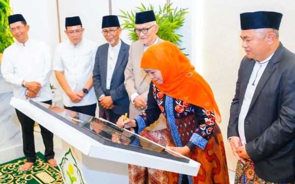 Thumbnail Khofifah Sebut Pesantren Al-Yasmin 'Antimainstream': Tempat Mencetak Santri Siap Jawab Dunia Digital