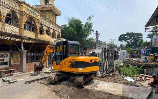 Thumbnail Warga Kota Malang Harap Sabar! 2 Pekan Lagi Jembatan Bailey Sonokembang Bisa Dilewati