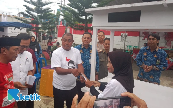 Thumbnail Berita - Ketua PSI Cilacap Edy Santoso Bagikan Puluhan Gerobak, Tingkatkan Perekonomian dan Entaskan Pengangguran