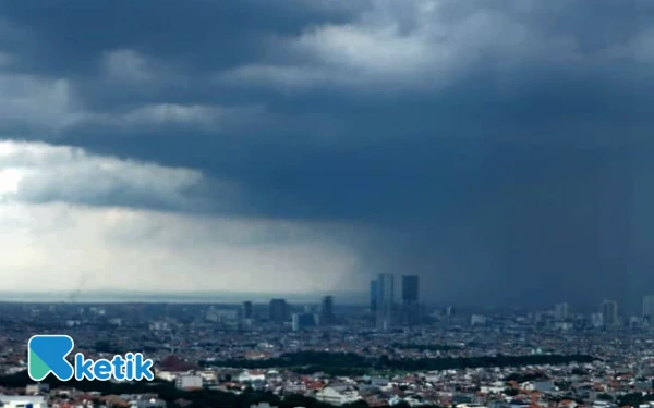 Thumbnail Kota Surabaya dan Bojonegoro Diprediksi Hujan Petir Hari Ini! Cek Daerahmu Sekarang