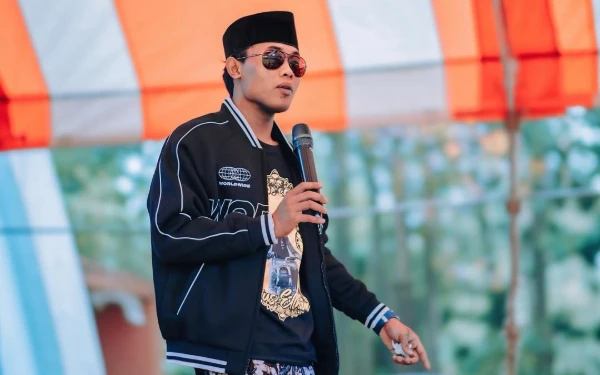 Thumbnail Berita - Viral Video Cium Anak, Ini Klarifikasi dan Permintaan Maaf Gus Elham