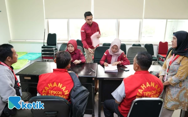 Thumbnail Kejati Sumsel Serahkan Dua Tersangka “Jaksa Gadungan” ke Jaksa Penuntut Umum