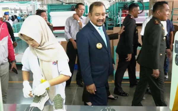 Thumbnail Berita - Bupati Pemalang Lepas Ekspor Perdana Sepatu Olahraga PT Longwell ke Amerika Serikat