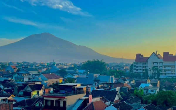 Thumbnail Bangun dengan Pemandangan Gunung hingga Kota Malang, Ini 3 Hotel dengan View Tercantik