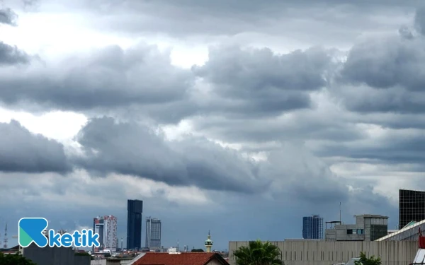 Thumbnail Cuaca Kota Surabaya 13 November 2025 Diprakirakan Hujan Petir, Pacitan Berkabur