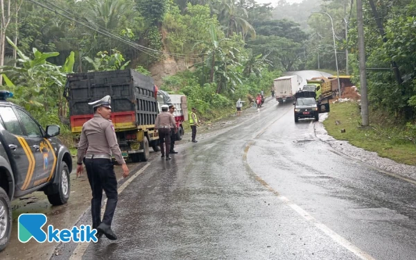 Thumbnail Berita - Mesin Mati di Jalan Menanjak, Truk Colt Terguling di Kebonagung Pacitan