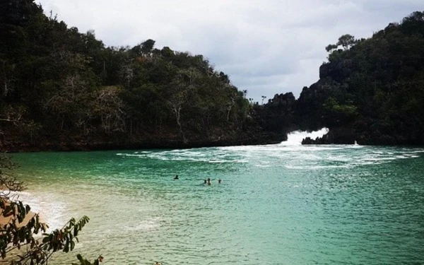 Thumbnail Pulau Sempu, Surga Tersembunyi di Selatan Malang dengan Pesona Laguna Biru