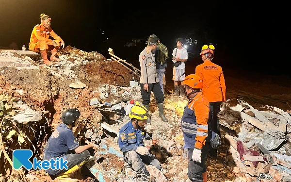 Thumbnail Berita - Hujan Deras Picu Longsor di Majenang, Puluhan Warga Tertimbun! Ini Data Terbarunya