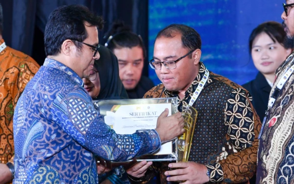 Thumbnail Kemendikdasmen Sabet Penghargaan AMH 2025, Jadi Motivasi Kuatkan Komunikasi Publik