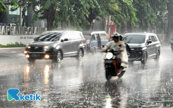 Thumbnail Kota Surabaya dan Ponorogo Diprakirakan Diguyur Hujan Ringan 15 November 2025, Cek Info Cuaca Jawa Timur