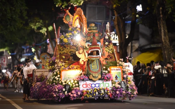 Dhoho Night Carnival 2025, Parade Glow Green Ramah Lingkungan yang Memukau Kediri