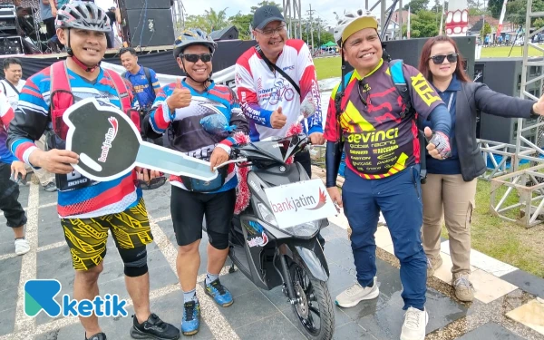 Thumbnail Berita - Camat Selorejo Agung Nugroho Pulang Bawa Motor di Puncak Gowes Fun Bike HUT Korpri–PDAM Blitar