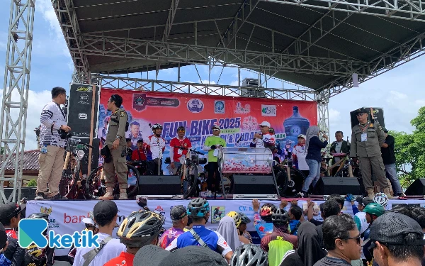 Thumbnail Berita - Gowes Sehat Fun Bike Warnai HUT Korpri Ke-54 & PDAM Ke-33, Pemkab Blitar Salurkan Dana Sosial hingga Tanam Pohon