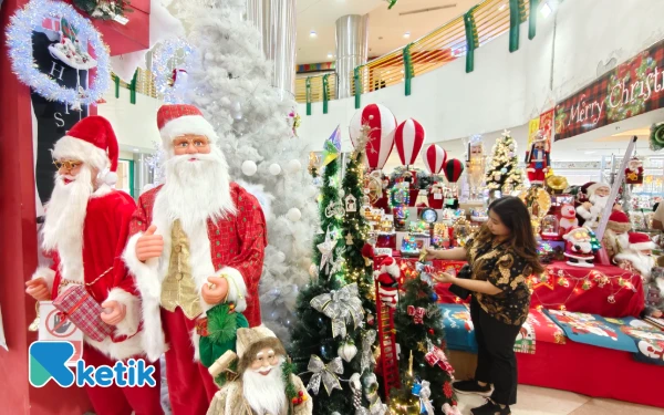 Thumbnail Perlengkapan Natal di Pasar Atom Surabaya Mulai Diserbu Pembeli, Pohon Natal Jadi Incaran